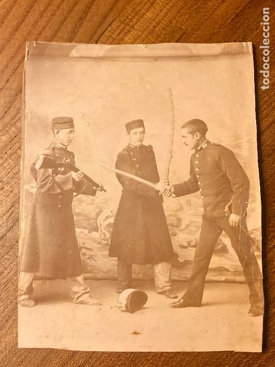 Antique Photography: Foto antigua de soldados jugando con palos y armas, finales siglo XIX