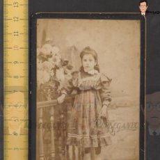 Fotografía antigua: NIÑA CON VESTIDO COMBA JUGUETE Y RAMO FLORES - FOTO ANTIGUA CIRCA 1885 - BONED Y PUJOL BARCELONA