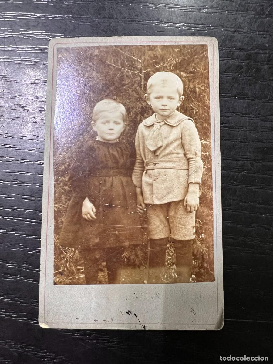 Fotografia antica: FOTOGRAF&Iacute;A DE UNA NI&Ntilde;A Y UN NI&Ntilde;O AGARRADOS DE LA MANO. MEDIDAS APROX.: 10.5 X 6 CM