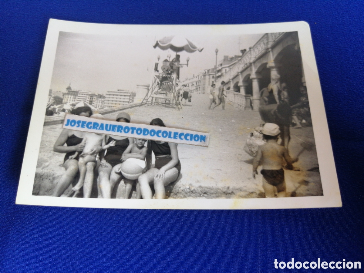 Alte Fotografie: SAN SEBASTI&Aacute;N PLAYA CON MODELOS EN BA&Ntilde;ADOR FOTOGRAF&Iacute;A ANTIGUA