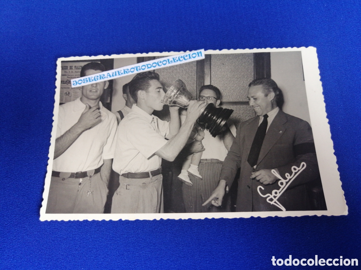 Alte Fotografie: FUTBOLISTAS MANISES CON COPA FOTOGRAF&Iacute;A ANTIGUA CON SELLO FOTOGRAFICO MANISES