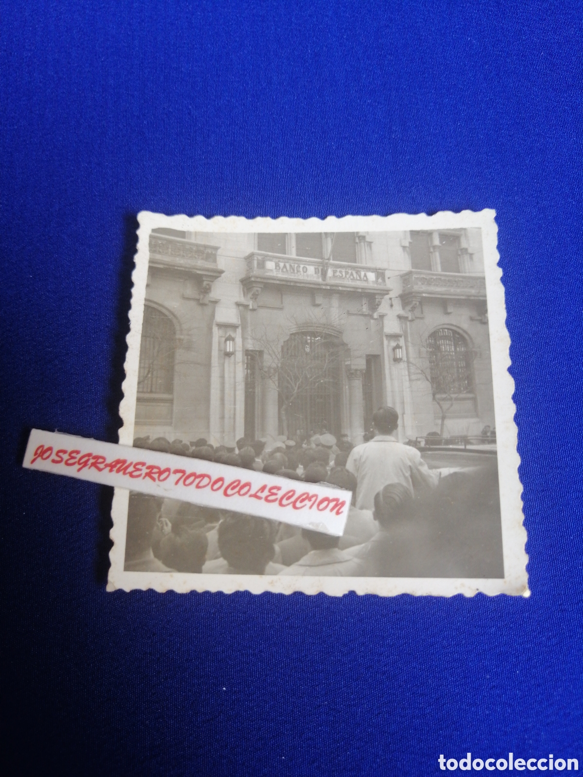 Fotografia antica: BANCO DE ESPA&Ntilde;A CON GENTE A LA ESPERA FOTOGRAF&Iacute;A ANTIGUA