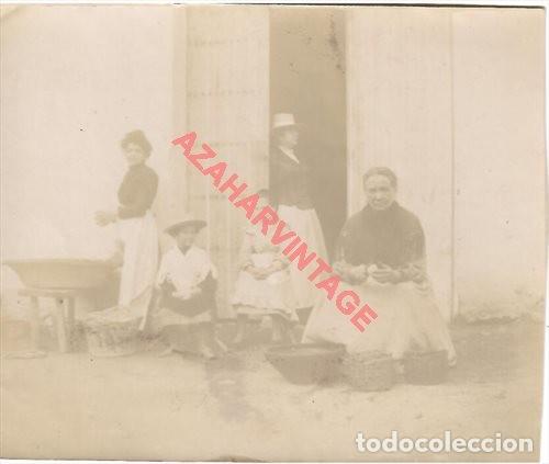 Fotografia antica: SIGLO XIX, ALBUMINA, ESCENA CAMPESTRE, LABORES A LA PUERTA DEL CORTIJO, 110X88MM
