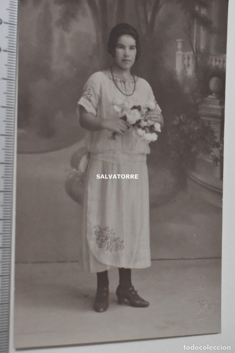 Fotografia antiga: FOTOGRAFIA ANTIGUA CAMPIN SELLO EN SEXO. JOVEN CON RAMO FLORES