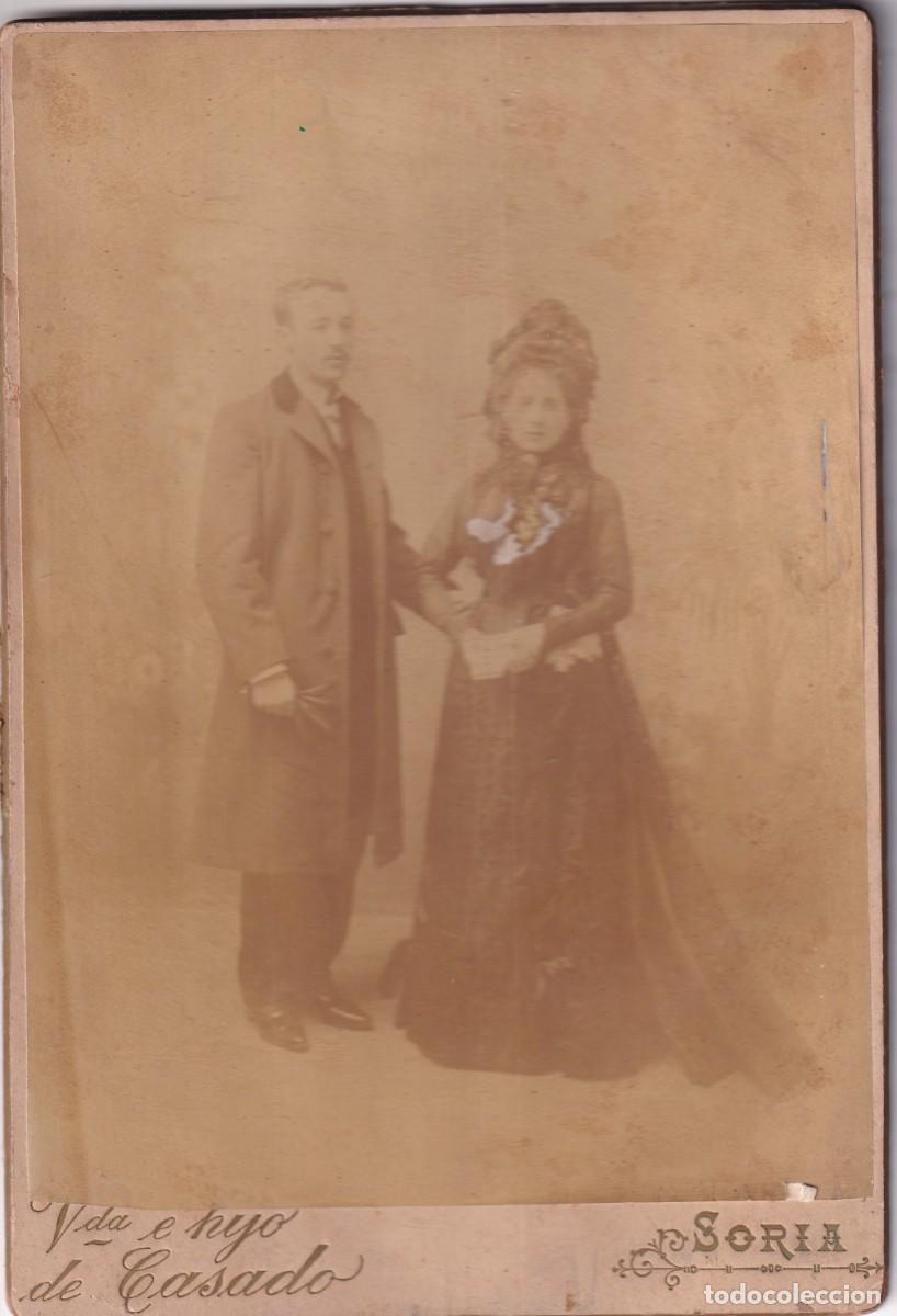 Fotografia antiga: Fotograf&iacute;a 25 x 17 cm pareja. Viuda e hijos de Casado Soria. Publicidad en el reverso.