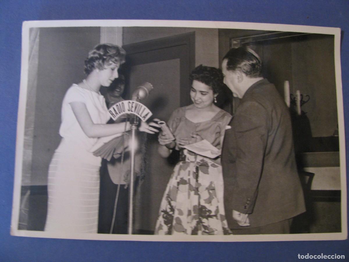 Fotograf&iacute;a antigua: FOTO DE REPORTAJES JULIO. MARISA CARRILLO, RADIO SEVILLA. 1959. 18X12 CM.
