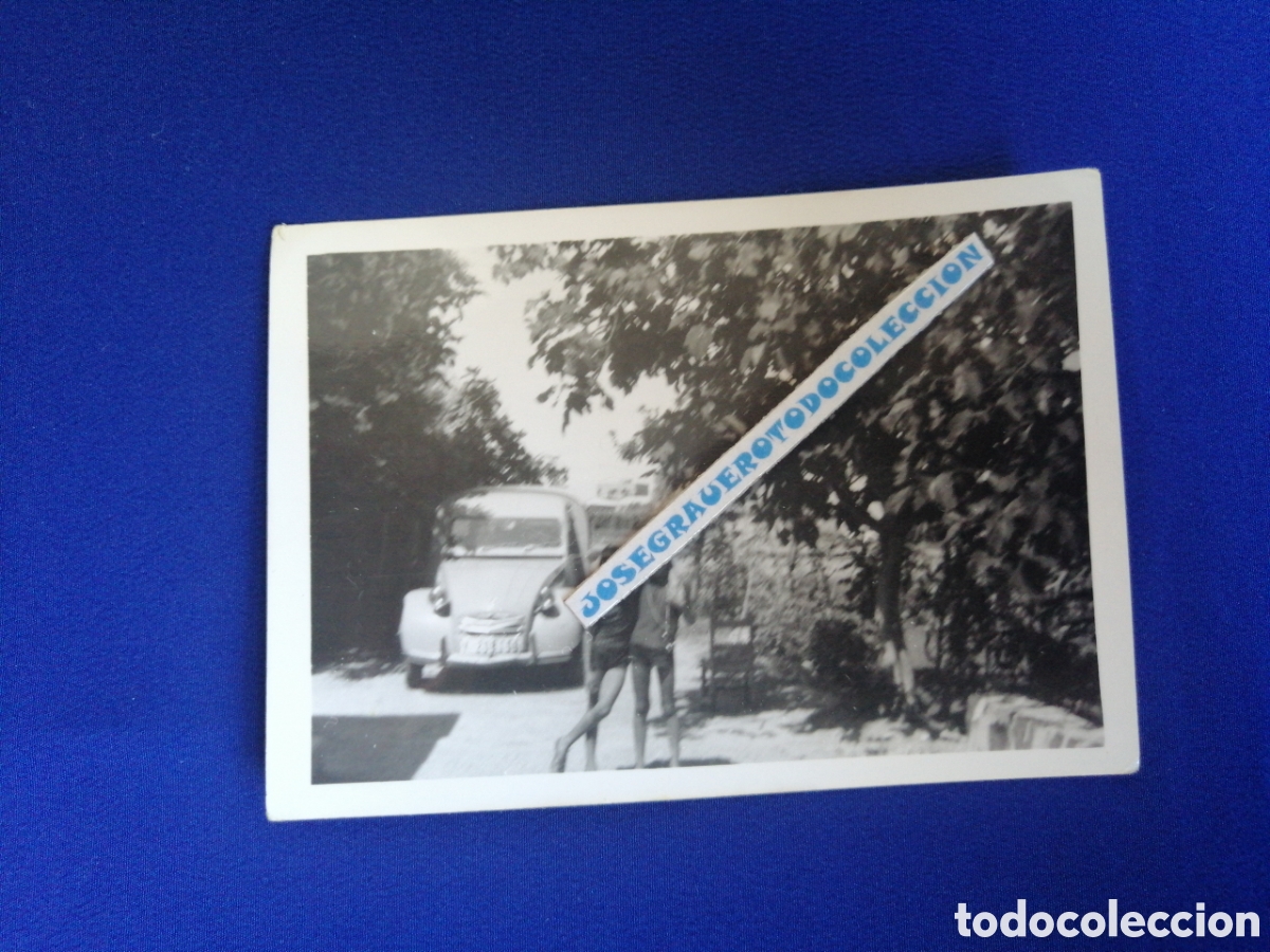 Fotograf&iacute;a antigua: CITROEN 2CV COCHE CON MODELOS FOTOGRAF&Iacute;A ANTIGUA