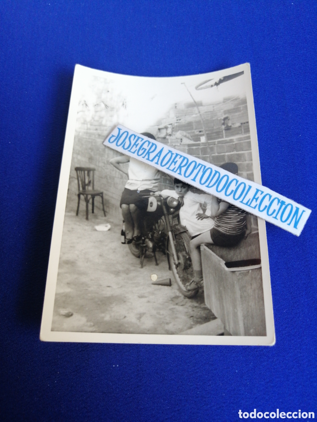 Alte Fotografie: MOTO CON MODELOS POSANDO FOTOGRAF&Iacute;A ANTIGUA