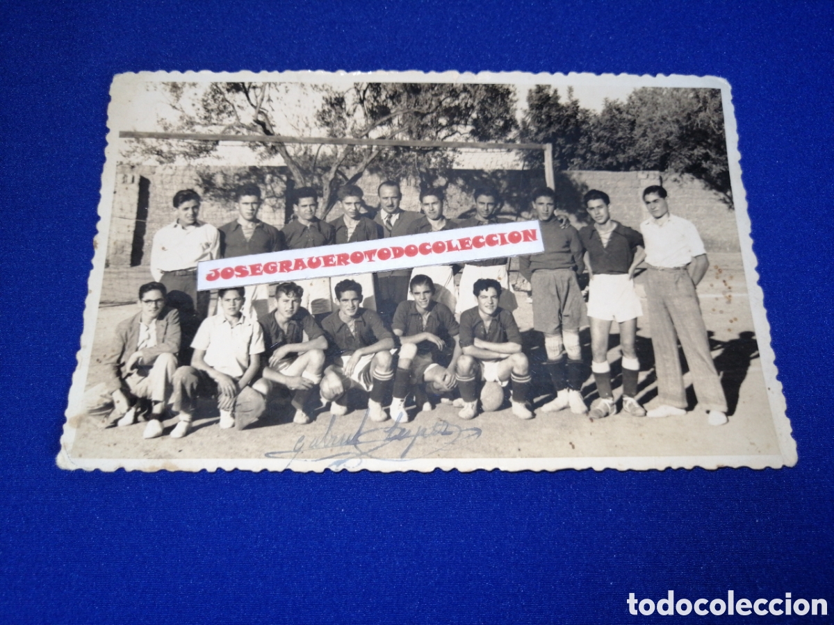 Fotograf&iacute;a antigua: FUTBOLISTAS POSANDO CON FIRMA FOTOGRAF&Iacute;A ANTIGUA