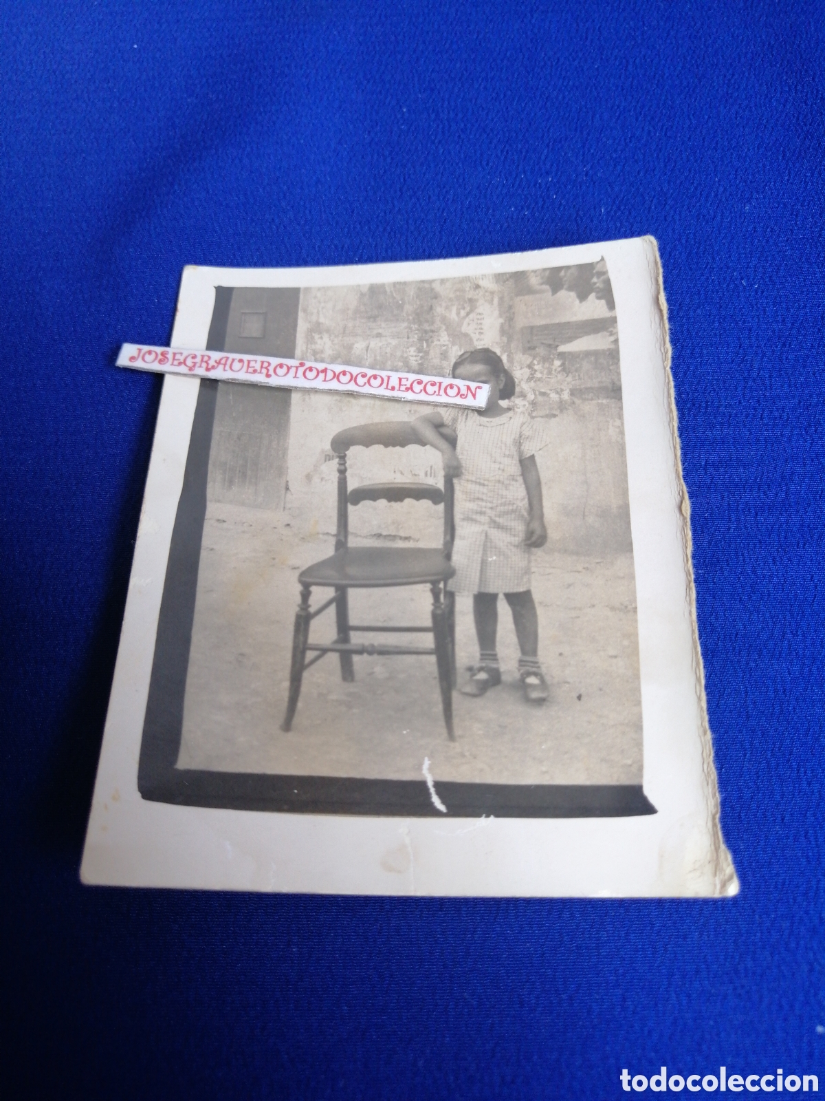 Fotograf&iacute;a antigua: NI&Ntilde;A MODELO JUNTO A SILLA FOTOGRAF&Iacute;A ANTIGUA