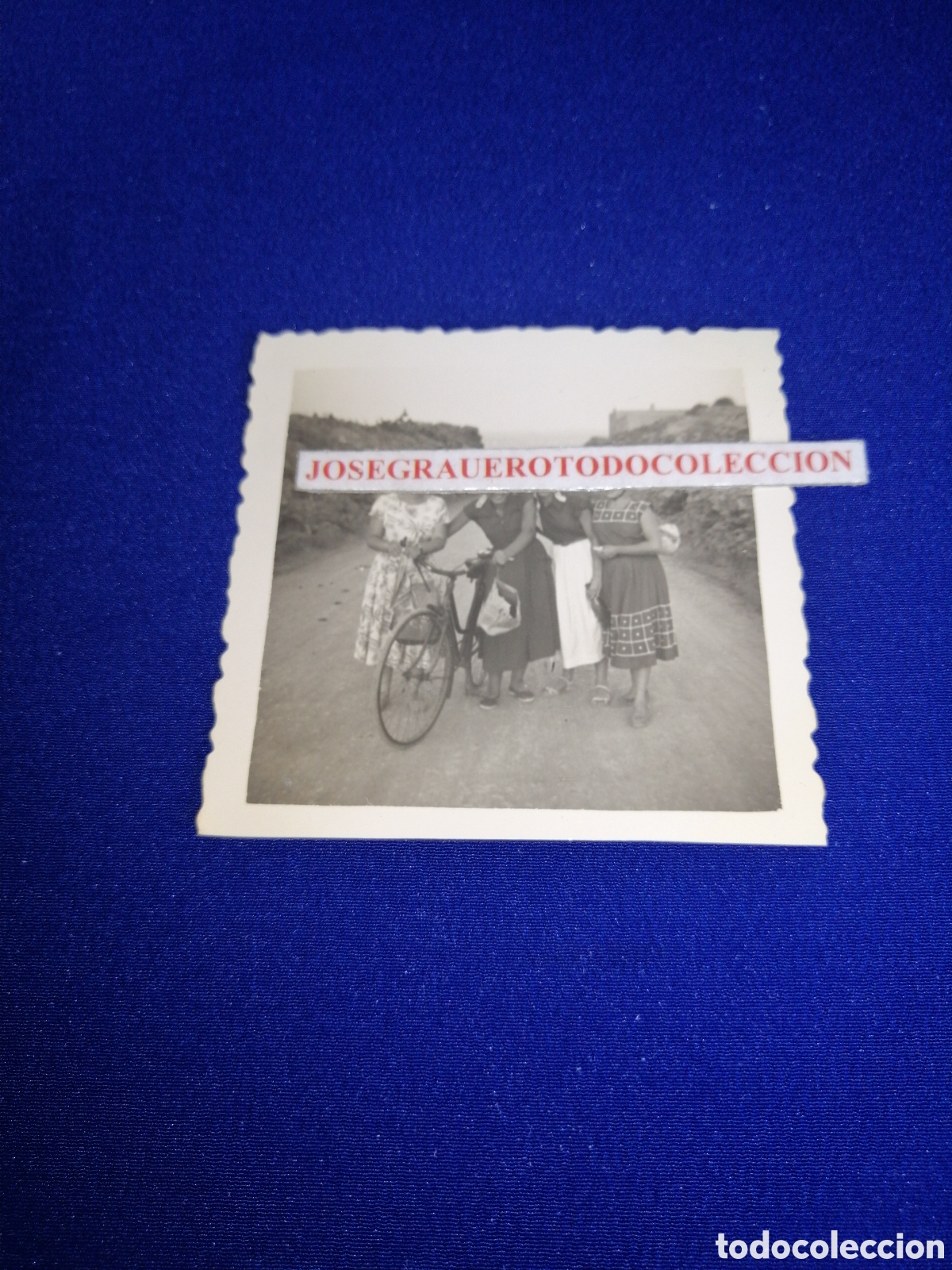 Fotograf&iacute;a antigua: BICICLETA CON MODELOS A&Ntilde;O 1959 FOTOGRAF&Iacute;A ANTIGUA