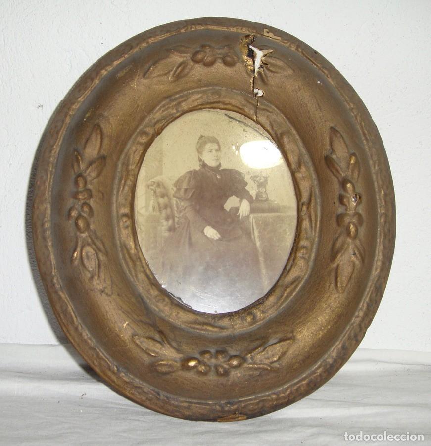 Fotografia antica: Bonito marco dorado con fotograf&iacute;a antigua de alb&uacute;mina. S.XIX. Marco de madera.