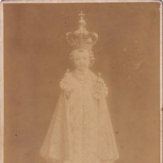 Fotografía antigua: FOTOGRAFIA EN ALBUMINA DEL NIÑO JESUS DE PRAGA, LAS SALESAS, BARCELONA. SIGLO XIX. 16,5 X 11 CM.