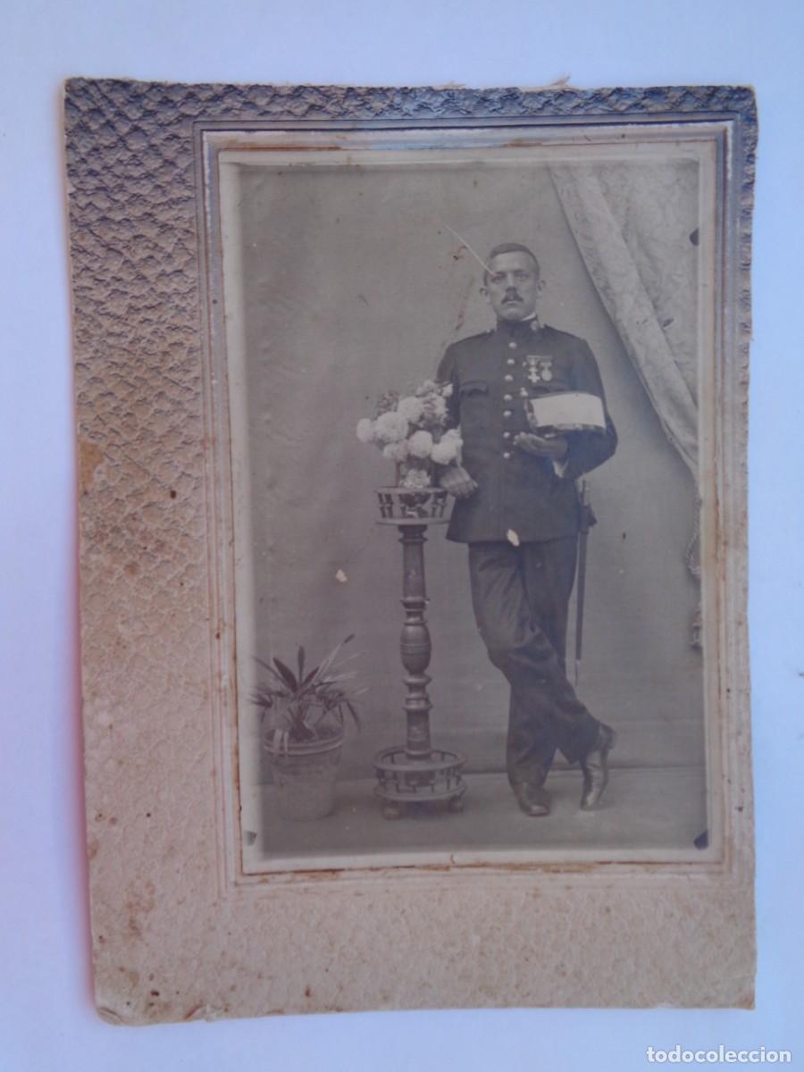 Fotografia antica: FOTO DE ESTUDIO DE MILITAR, CARABINERO DE GALA CON ROS. VETERANO GUERRA DE AFRICA .. 14 X 19CM