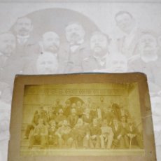 Fotografía antigua: GRAN FOTOGRAFÍA DE GRUPO DE PERSONALIDADES. GRUPO DE CABALLEROS CON TRAJE. ORIGEN MADRID. CIRCA 1860