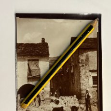 Fotografía antigua: ACUMUER SABIÑÁNIGO… FOTOGRAFÍA ANTIGUA.. REBAÑO DE OVEJAS ATRAVESANDO LA POBLACIÓN (H.1920?)