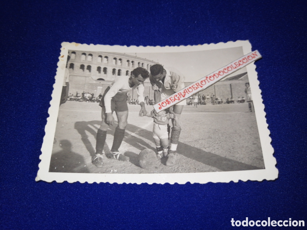 Fotografia antica: F&Uacute;TBOLISTAS SAQUE DE HONOR NI&Ntilde;O FOTOGRAF&Iacute;A ANTIGUA CON SELLO FOTOGR&Aacute;FICO