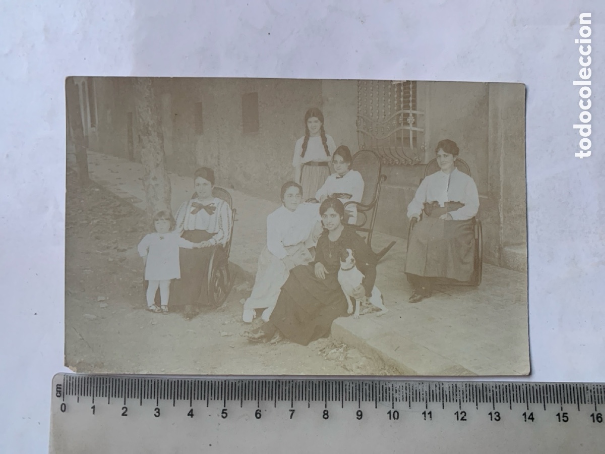 Fotograf&iacute;a antigua: FOTO ALBUMINA. GRUPO DE MUCHACHAS, ALGUNAS SENTADAS EN MECEDORA. FOT&Oacute;GRAFO?.