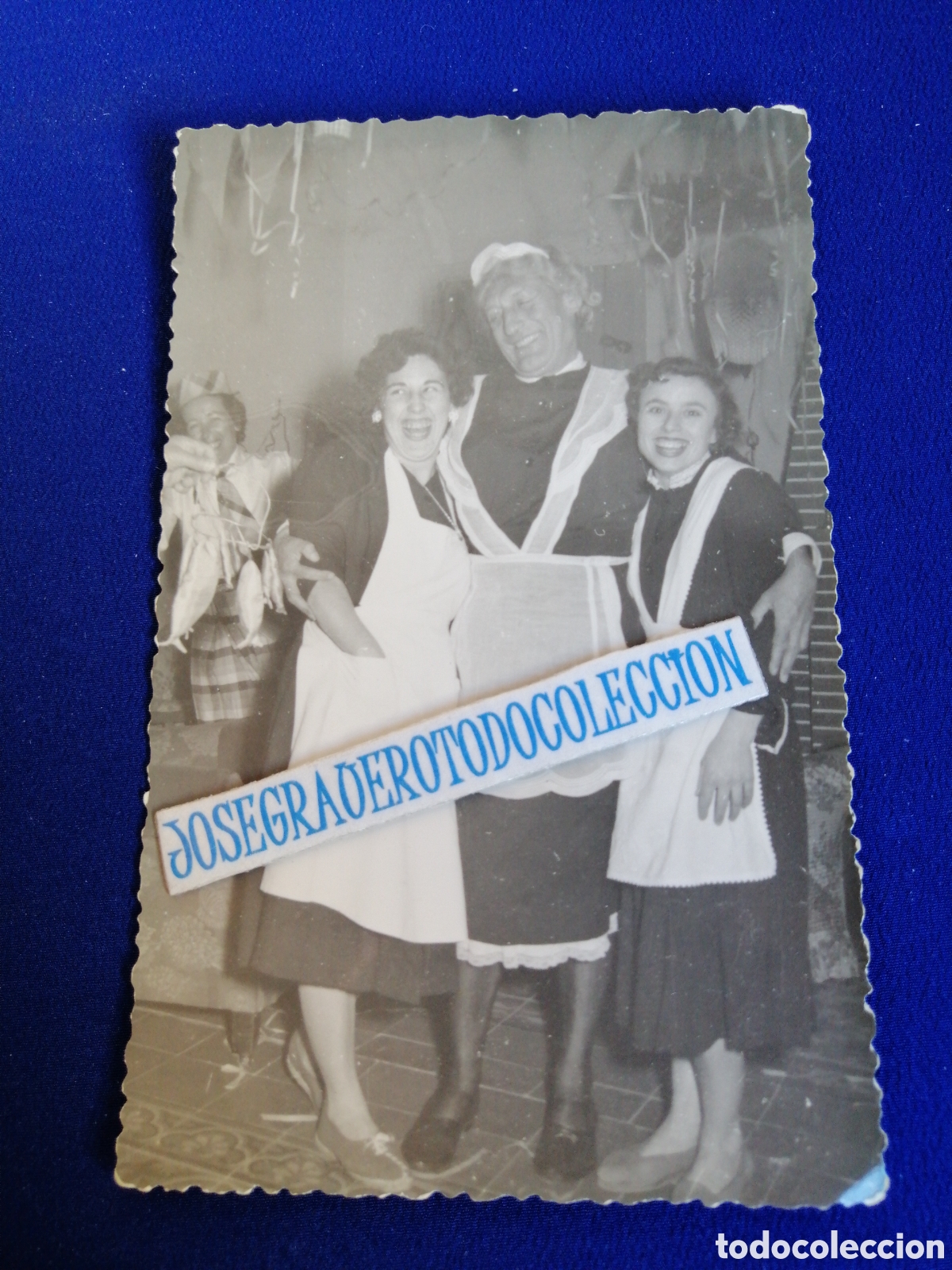 Fotograf&iacute;a antigua: SIRVIENTAS Y HOMBRE DISFRAZADO DE MUJER SIRVIENTAS FOTOGRAF&Iacute;A ANTIGUA