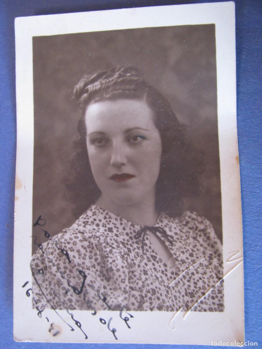 Fotografia antiga: ANTIGUA FOTO DE UNA MUJER 1941. 9,5X6,5 CM. SELLO SECO DEL FOTO?