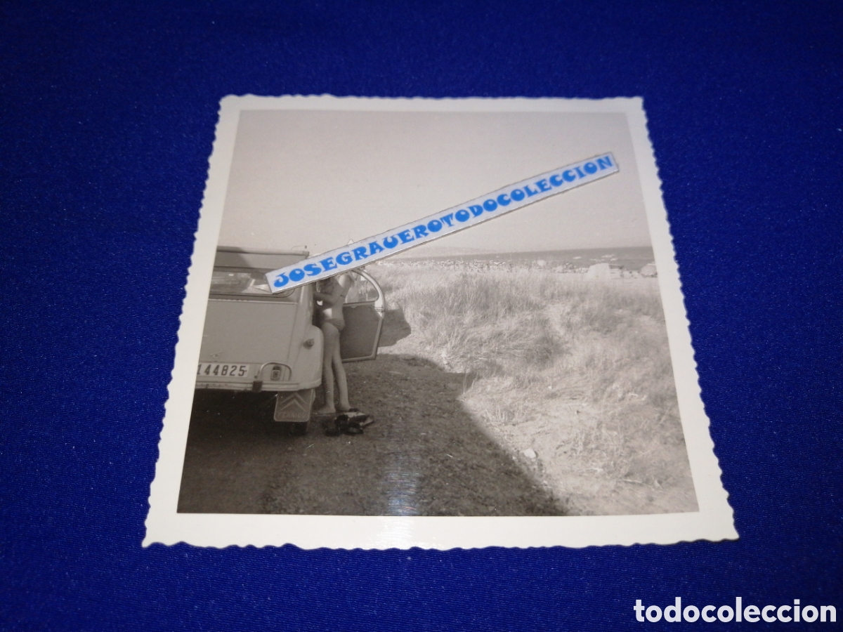 Fotograf&iacute;a antigua: CITROEN 2CV-ASCOR (FRANCIA) MODELO EN BIKINI FOTOGRAF&Iacute;A ANTIGUA