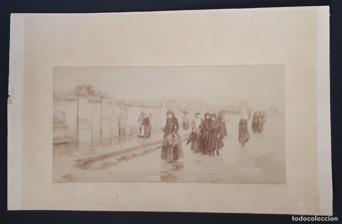 Fotografia antica: ANTIGUA ALB&Uacute;MINA- SE&Ntilde;ORAS VISITANDO CEMENTERIO. FOT&Oacute;GRAFO GIOVANNI BRUSA. SIGLO XIX (36 X 22,5CM)