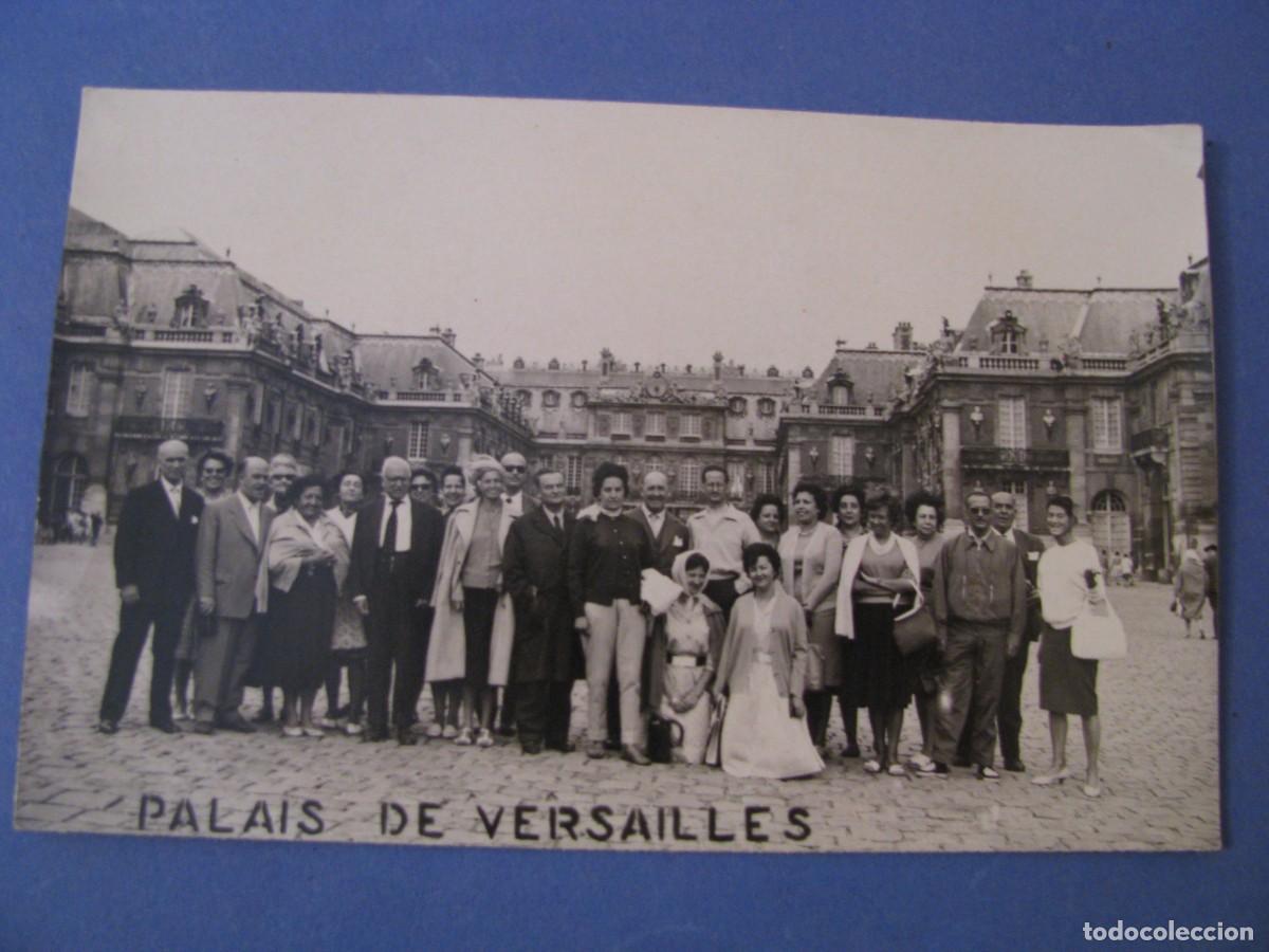 Fotografia antica: FOTOGRAF&Iacute;A DE GRUPO DE PERSONAS EN EL PALACIO DE VERSALLES. FRANCIA. A&Ntilde;OS 60 O 70. 14X9 CM.