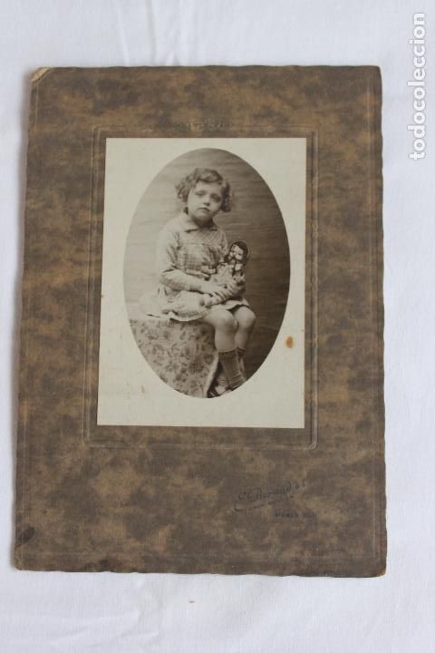 Fotograf&iacute;a antigua: NI&Ntilde;A CON MU&Ntilde;ECA DE PORCELANA FOTOGRAFO E, BERAUD PARIS