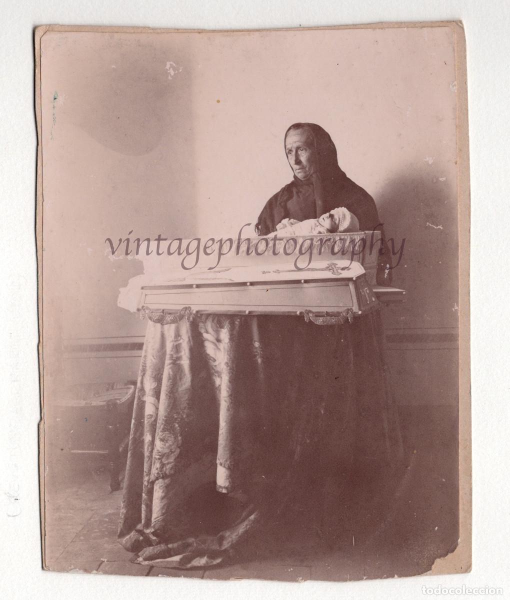 Alte Fotografie: Post mortem de beb&eacute; - Finales s.XIX. 12x16cm. Procedencia : Catalu&ntilde;a. Sin datos.