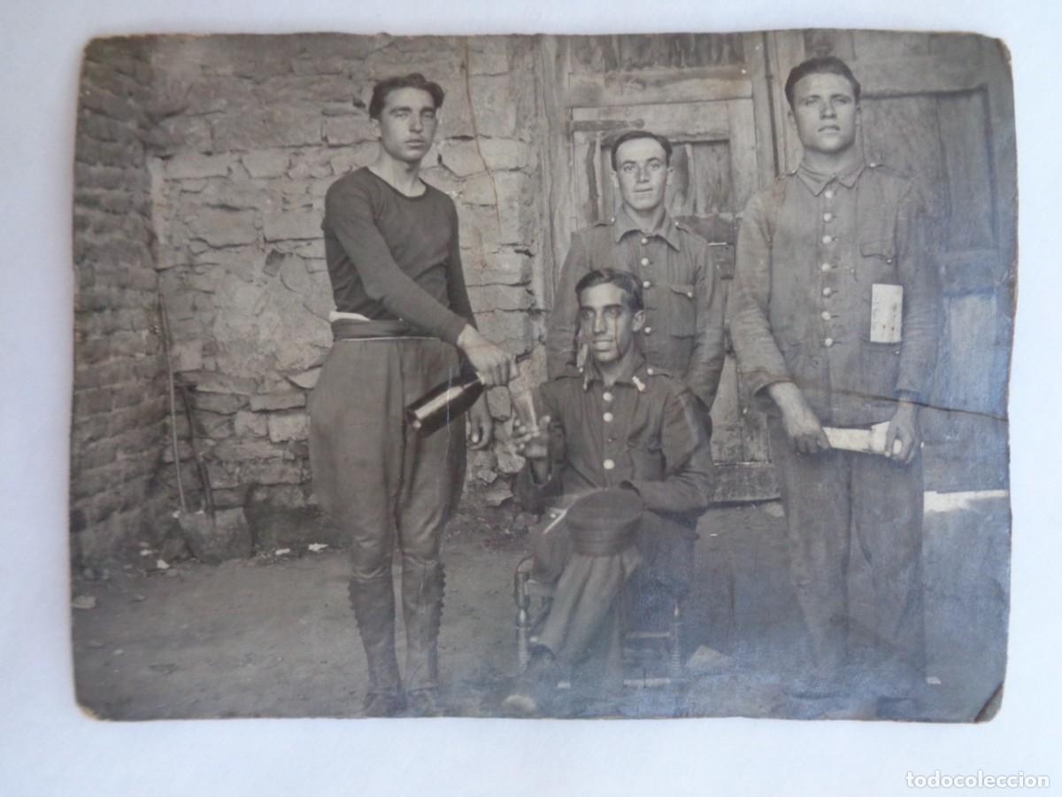 Fotograf&iacute;a antigua: MINUTERO DE FOTOGRAFO CALLEJERO DE MILITARES DE INGENIEROS MUY DESARRAPADOS, BOTELLA VINO. PP. SIGLO
