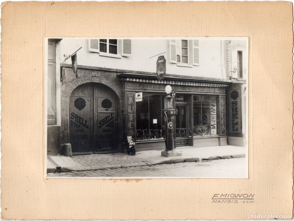Fotografia antica: Fotograf&iacute;a antigua en blanco y negro. Gasolinera en una calle francesa.