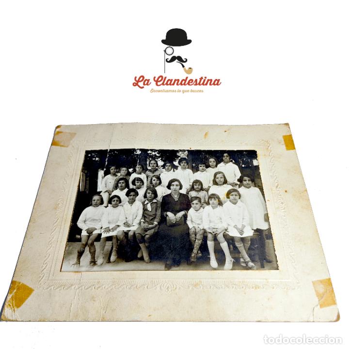 Fotografia antica: Bonita fotograf&iacute;a de colegialas con su maestra. A&ntilde;os 30-40. 24x19 cm. Foto: 17x12 cm.