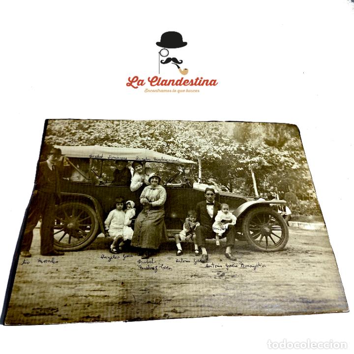 Fotografia antica: Preciosa fotograf&iacute;a de Familia con ni&ntilde;os en coche cl&aacute;sico posando. A&ntilde;os 20-30. 23x16,5 cm.