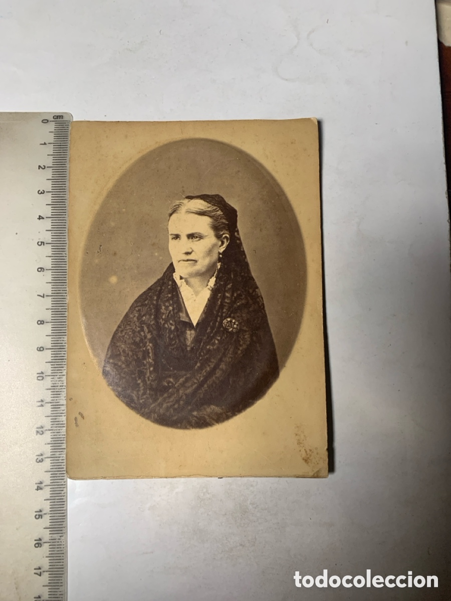 Fotografia antica: FOTO ALBUMINA. SE&Ntilde;ORA CON ELEGANTE MANTILLA Y PRECIOSO BROCHE. FOT&Oacute;GRAFO?.