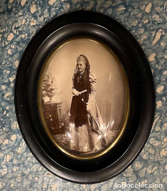 Fotografia antiga: ANTIGUA FOTOGRAFIA DE DAMA EN MARCO DE MADERA OVALADO Y CRISTAL CONCAVO, J. POUJADE BURGOS
