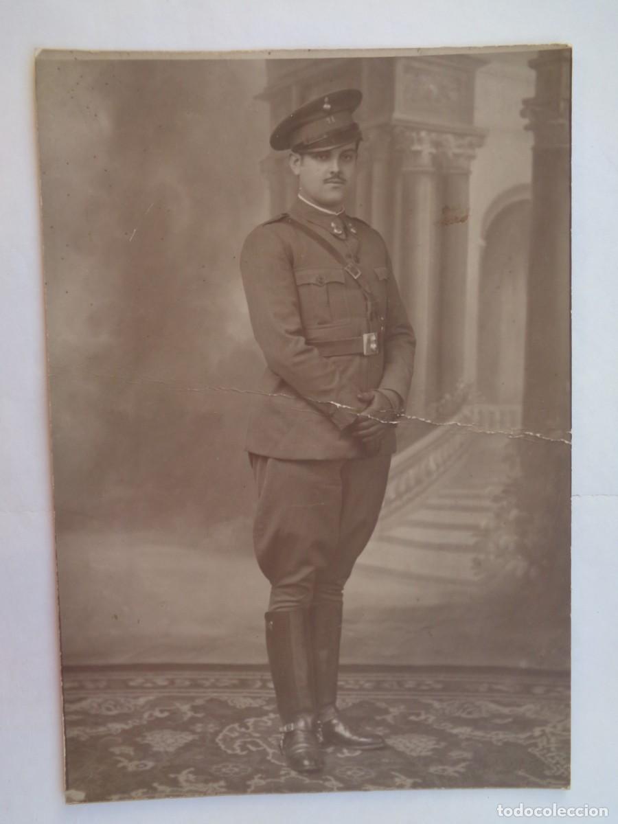 Fotografia antica: REPUBLICA : FOTO DE ESTUDIO DE MILITAR DEL RGTO. ARTILLERIA LIGERA N&ordm; 7 .... 15,5 X 22,5 CM