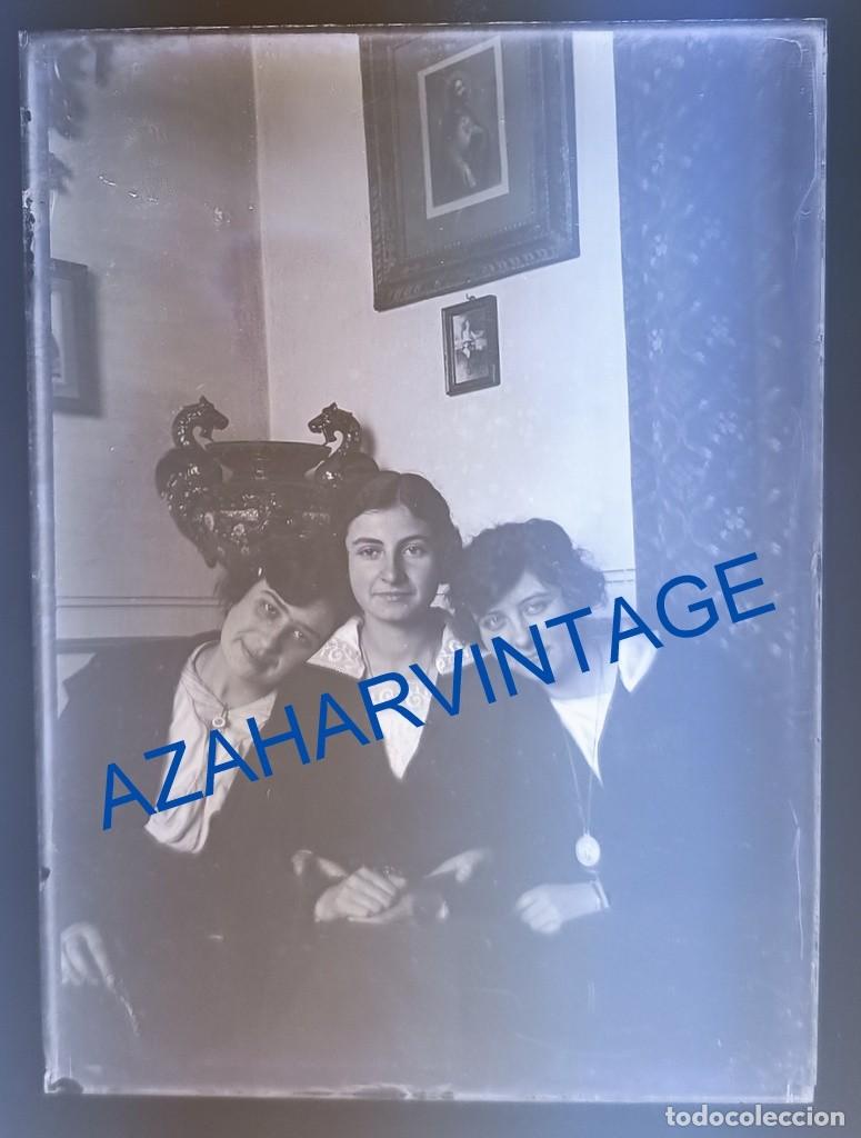 Fotografia antica: ANTIQUISIMO CLICHE ORIGINAL,CRISTAL, RETRATO FAMILIAR, ESCENA COTUMBRISTA, 90X65MM