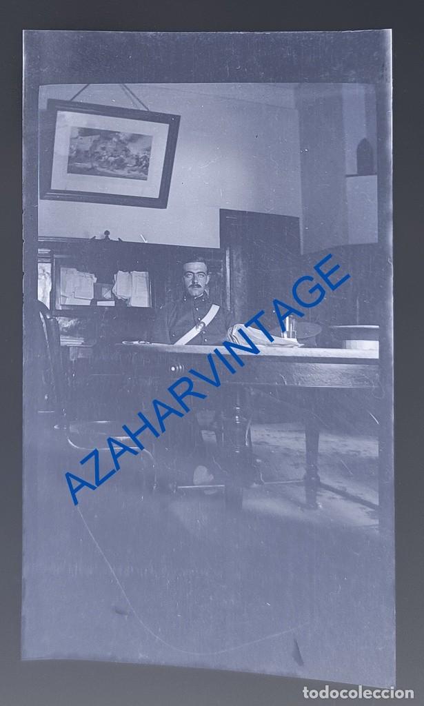 Fotografia antiga: ANTIQUISIMO CLICHE ORIGINAL,CELULOIDE, MILITAR EN SU DESPACHO, 90X65MM