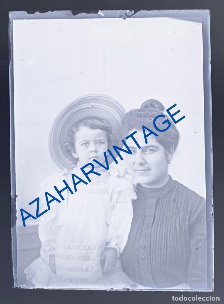 Fotografia antica: ANTIQUISIMO CLICHE ORIGINAL,CRISTAL, RETRATO FAMILIAR, ESCENA COSTUMBRISTA, 90X65MM