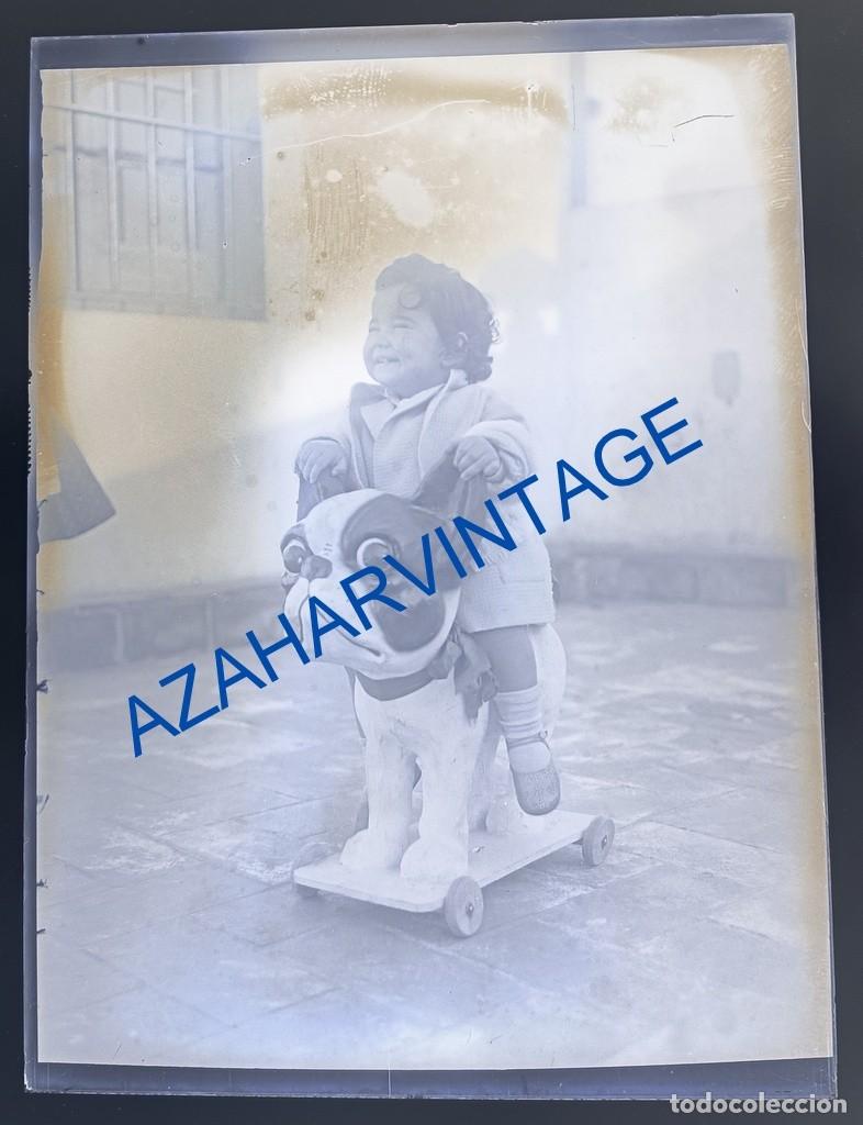 Fotografia antica: ANTIQUISIMO CLICHE ORIGINAL, CRISTAL, NI&Ntilde;O SOBRE PERRO DE JUGUETE, 90X120MM