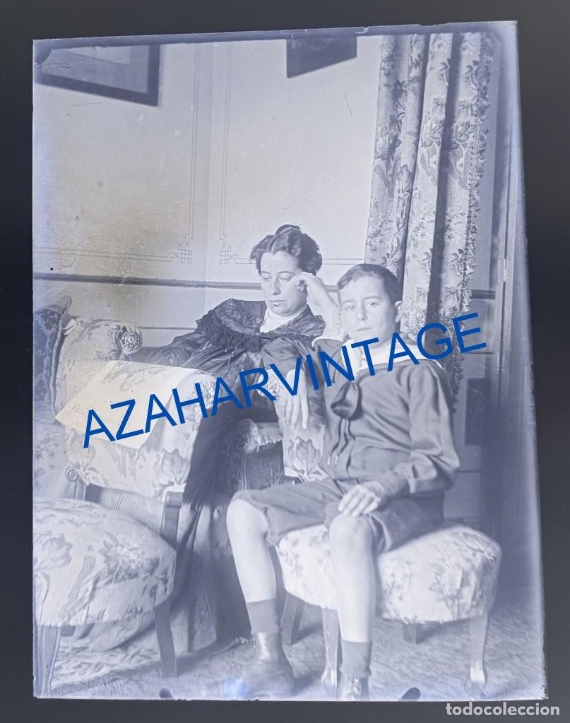 Fotografia antica: ANTIQUISIMO CLICHE ORIGINAL, CRISTAL, MADRE E HIJO, ESCENA COSTUMBRISTA, 90X120MM