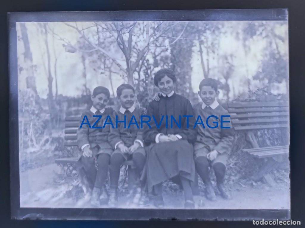 Fotografia antica: ANTIQUISIMO CLICHE ORIGINAL, CRISTAL, NI&Ntilde;OS CON SU INSTITUTRIZ, 90X120MM