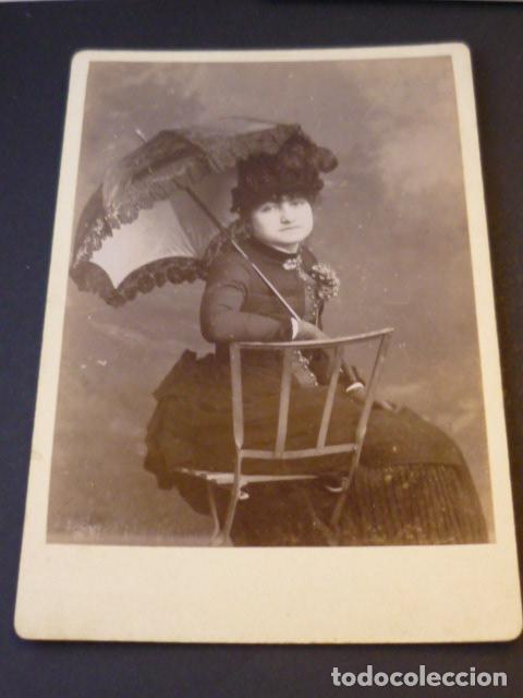 Fotografia antica: RETRATO DE MUJER CON SOMBRILLA ANTIGUA FOTOGRAFIA ALBUMINA 11 X 16.5 CMTS