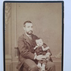 Fotografía antigua: RETRATO DE HOMBRE CON NIÑO. FOTO V. SIMARRO, JÁTIVA. HACIA 1880. CABINET.
