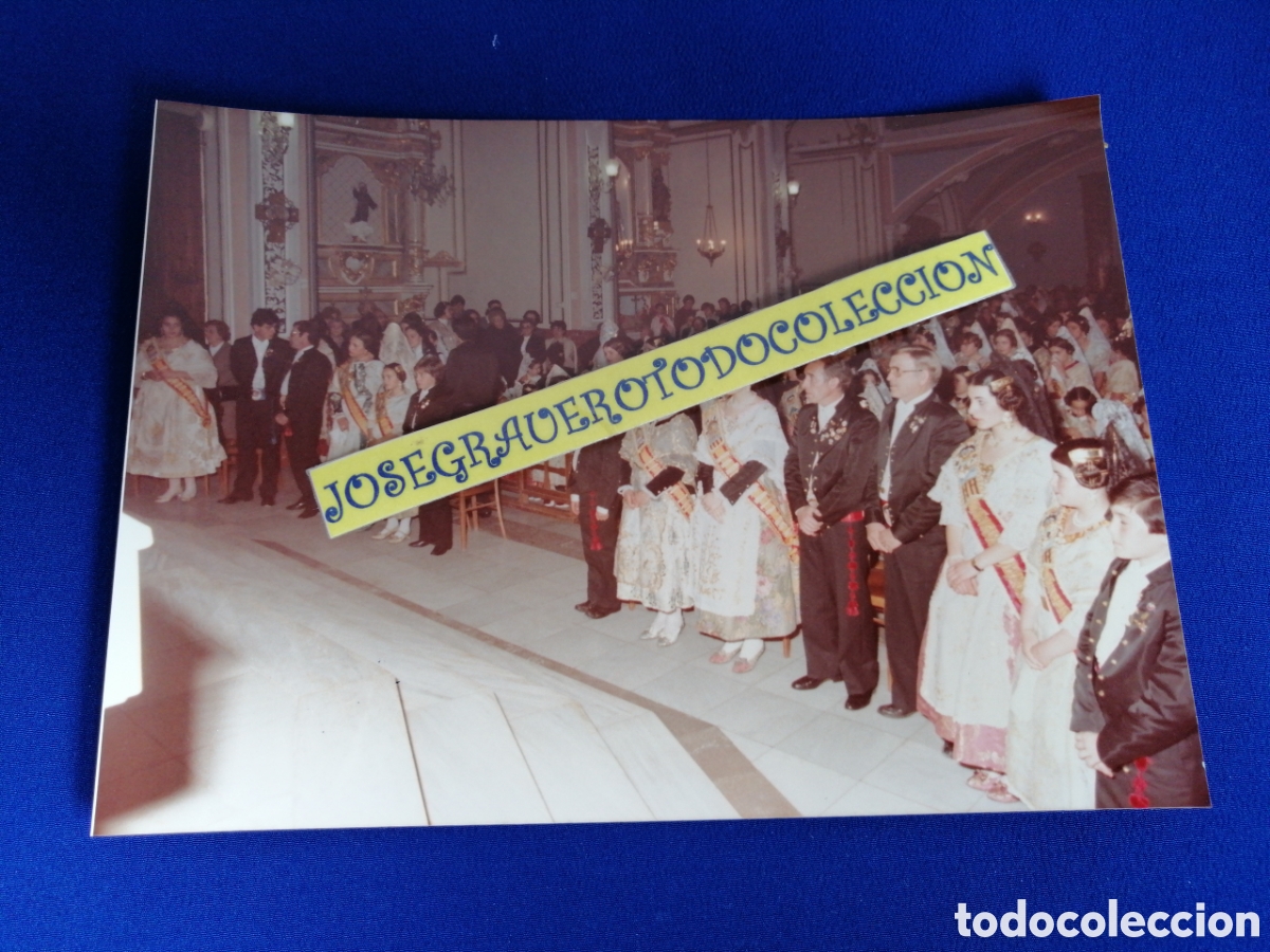 Fotografia antica: FALLAS DE ALDAYA 1983 FALLERAS MAYORES IGLESIA FOTOGRAF&Iacute;A ANTIGUA