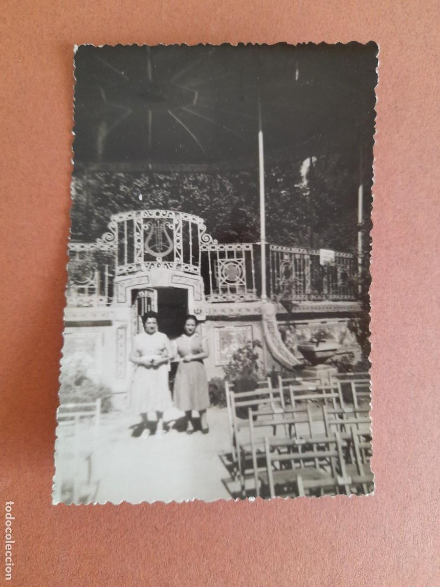 Fotografia antica: antigua foto de 2 se&ntilde;oras en un parque, a&ntilde;os 50 aprox, sin indicacion de ubicacion (6x9cm aprox)
