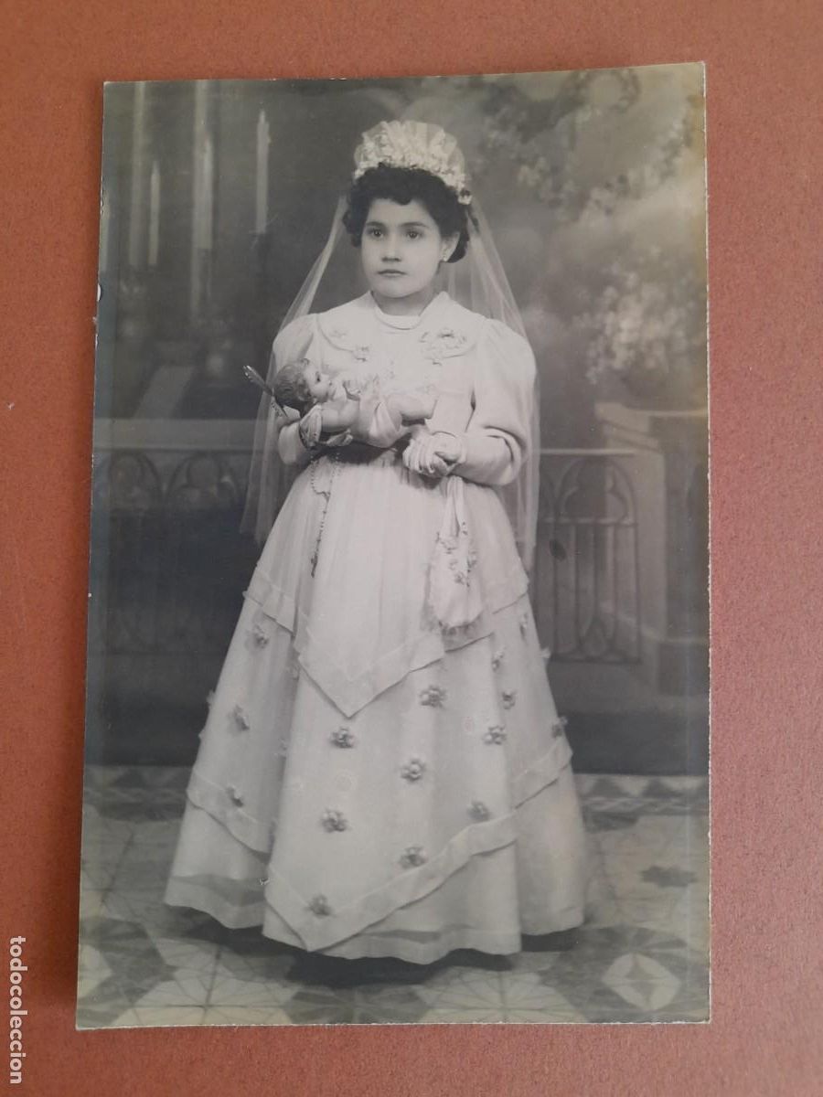 Fotografia antica: antigua foto de comunion, ni&ntilde;a con ni&ntilde;o jesus en brazo, reverso con restos pegamento (9x14cm aprox)