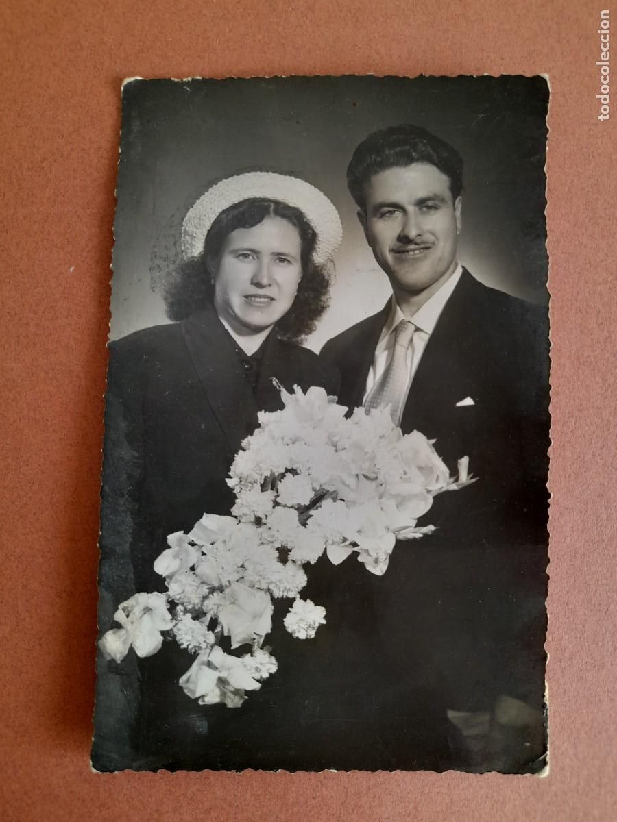 Fotografia antica: antigua foto postal de pareja, reverso escrito y fechado en lapiz 1955 (9x14cm aprox)