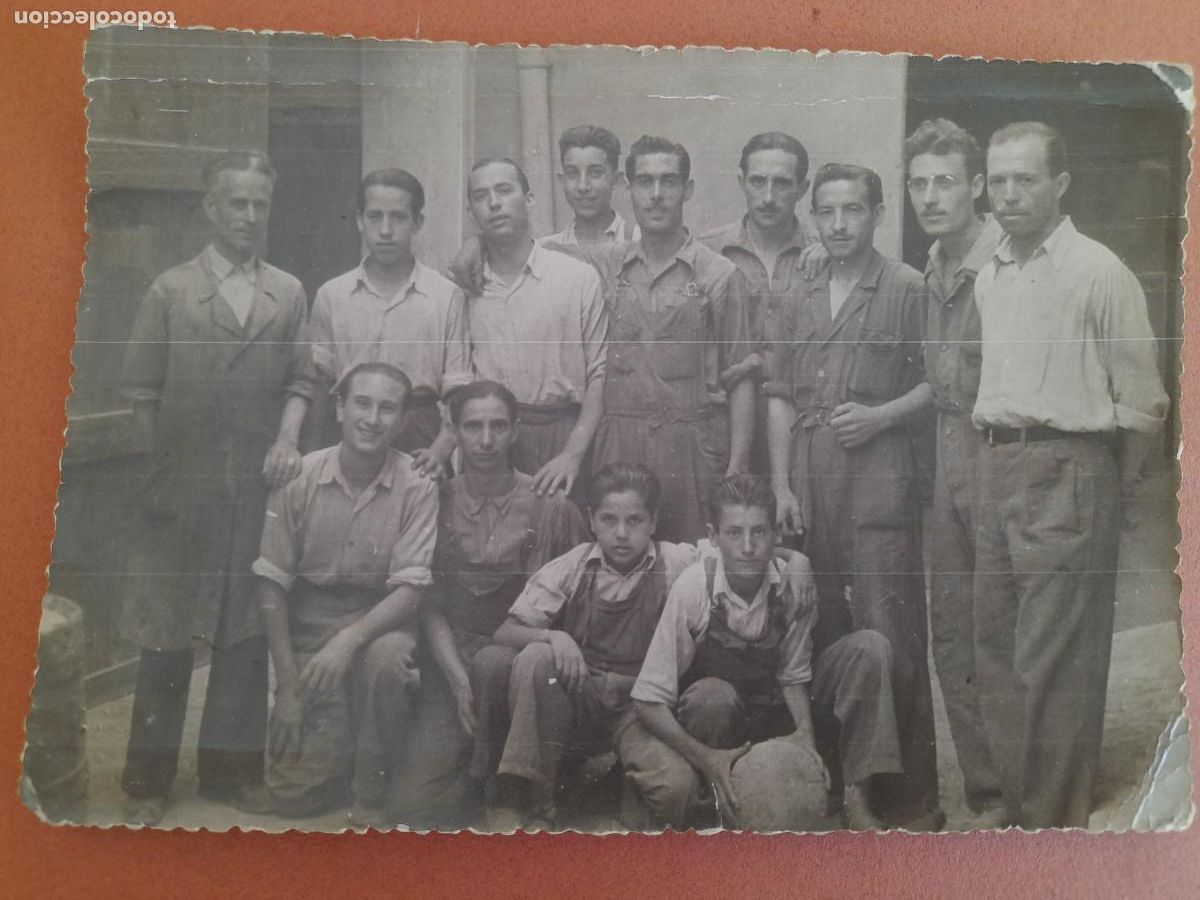 Fotografia antica: antigua foto en grupo de taller o fabrica, con balon, a&ntilde;os 50 aprox (11x16cm aprox)