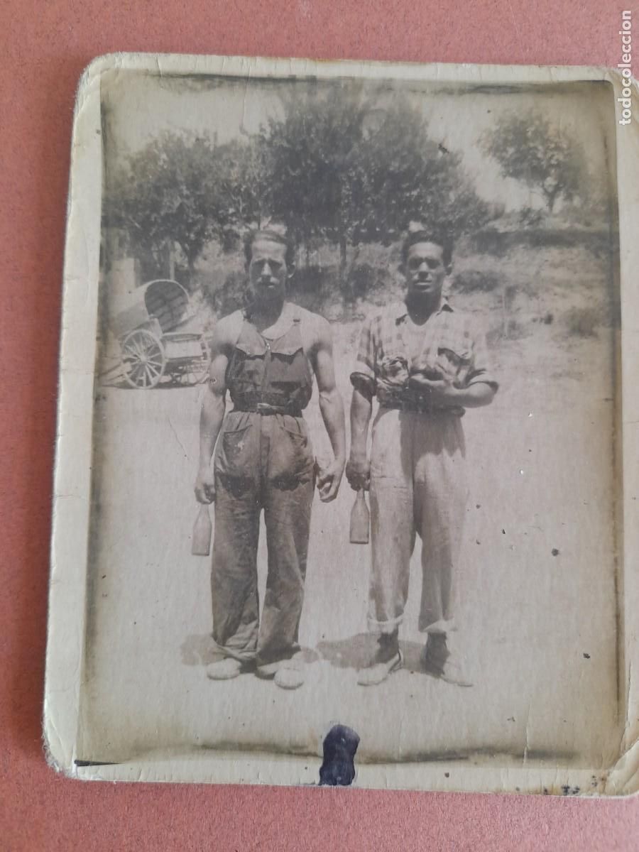 Fotografia antica: antigua foto de 2 trabajadores en el campo, principios XX aprox, reverso escrito (7,5x9cm aprox)